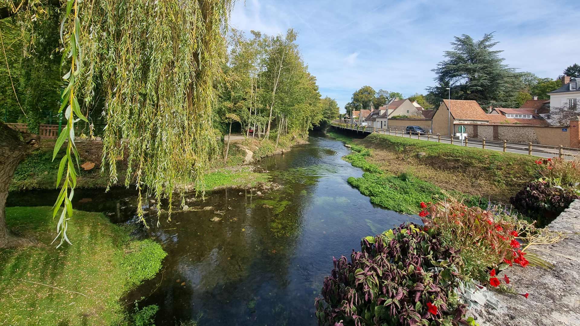 Un cours d'eau de la ville de Lèves Un cours d'eau de la ville de Lèves