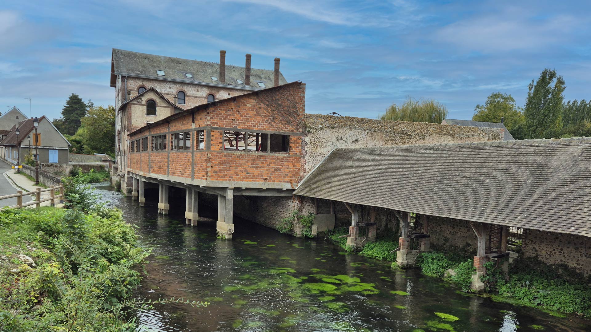 Moulin et lavoir sur la commune de Lèves Moulin et lavoir sur la commune de Lèves