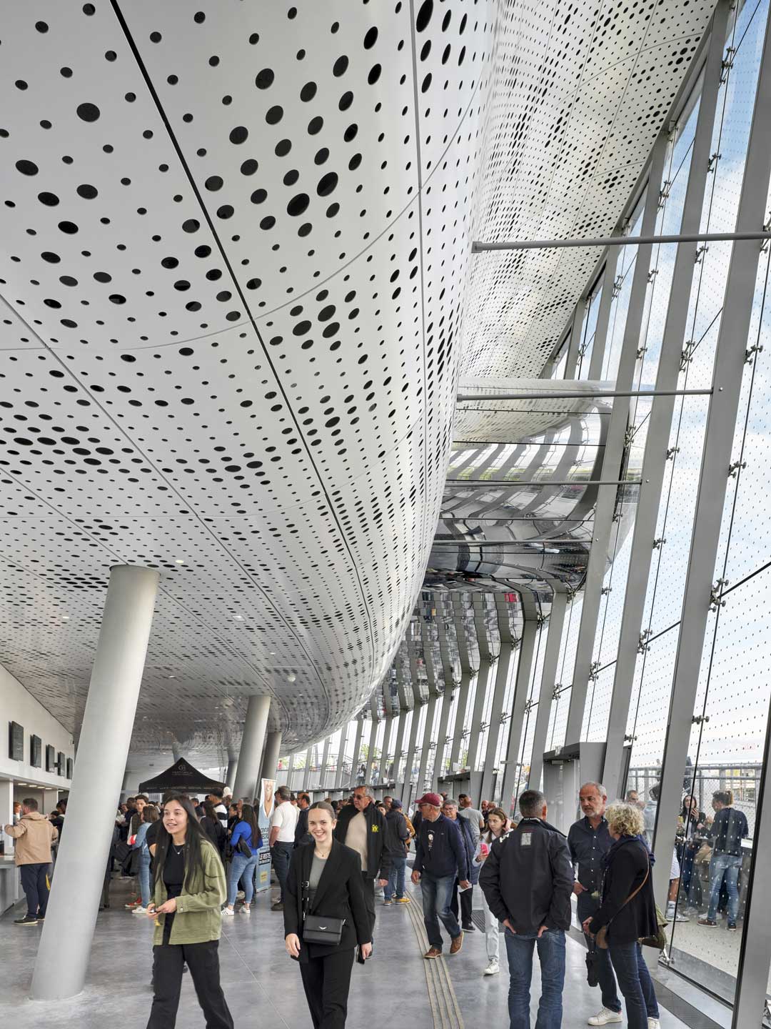 Le lumineux et spacieux hall d'accueil du Colisée. Crédit photo : Groupe-6 architectes Le lumineux et spacieux hall d'accueil du Colisée. Crédit photo : Groupe-6 architectes