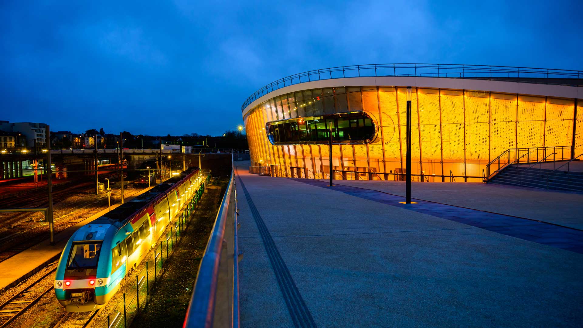 La façade du Colisée s'illumine la nuit, et peut revêtir les couleurs d'un événement La façade du Colisée s'illumine la nuit, et peut revêtir les couleurs d'un événement