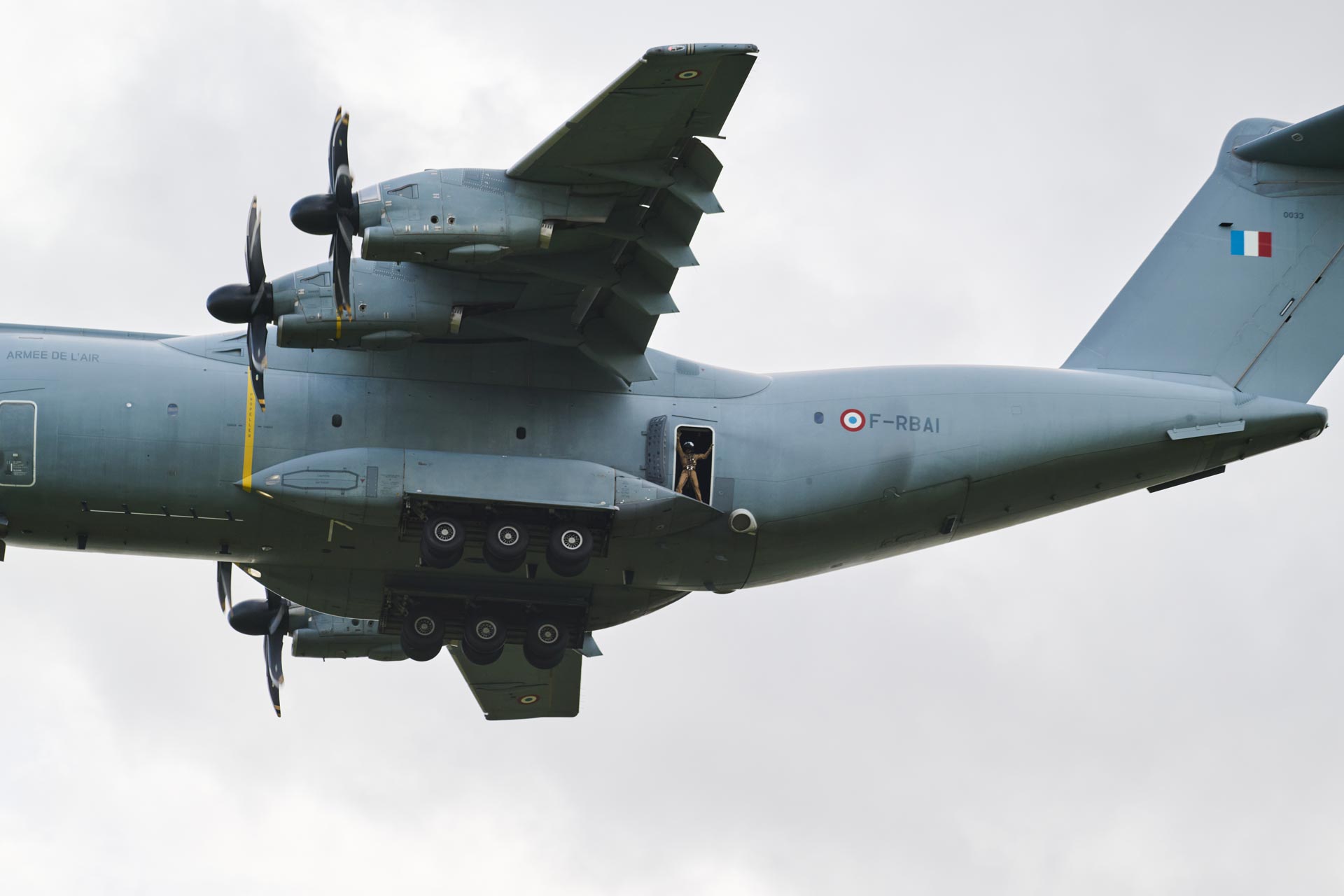 Militaire saluant la foule depuis l'A400 M Militaire saluant la foule depuis l'A400 M au meeting aérien 2025 à Chartres