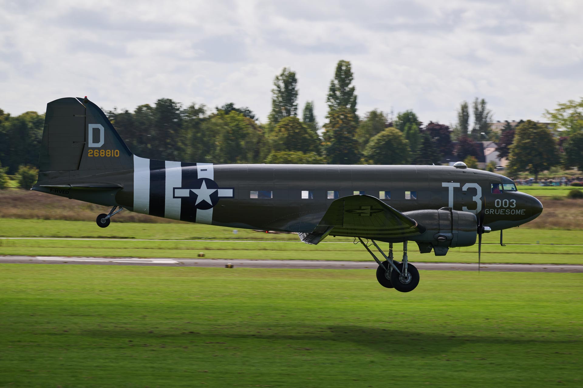DC3 atterrissant à l'aérodrome de Chartres métropole DC3 atterrissant à l'aérodrome de Chartres métropole lors du meeting aérien 2025