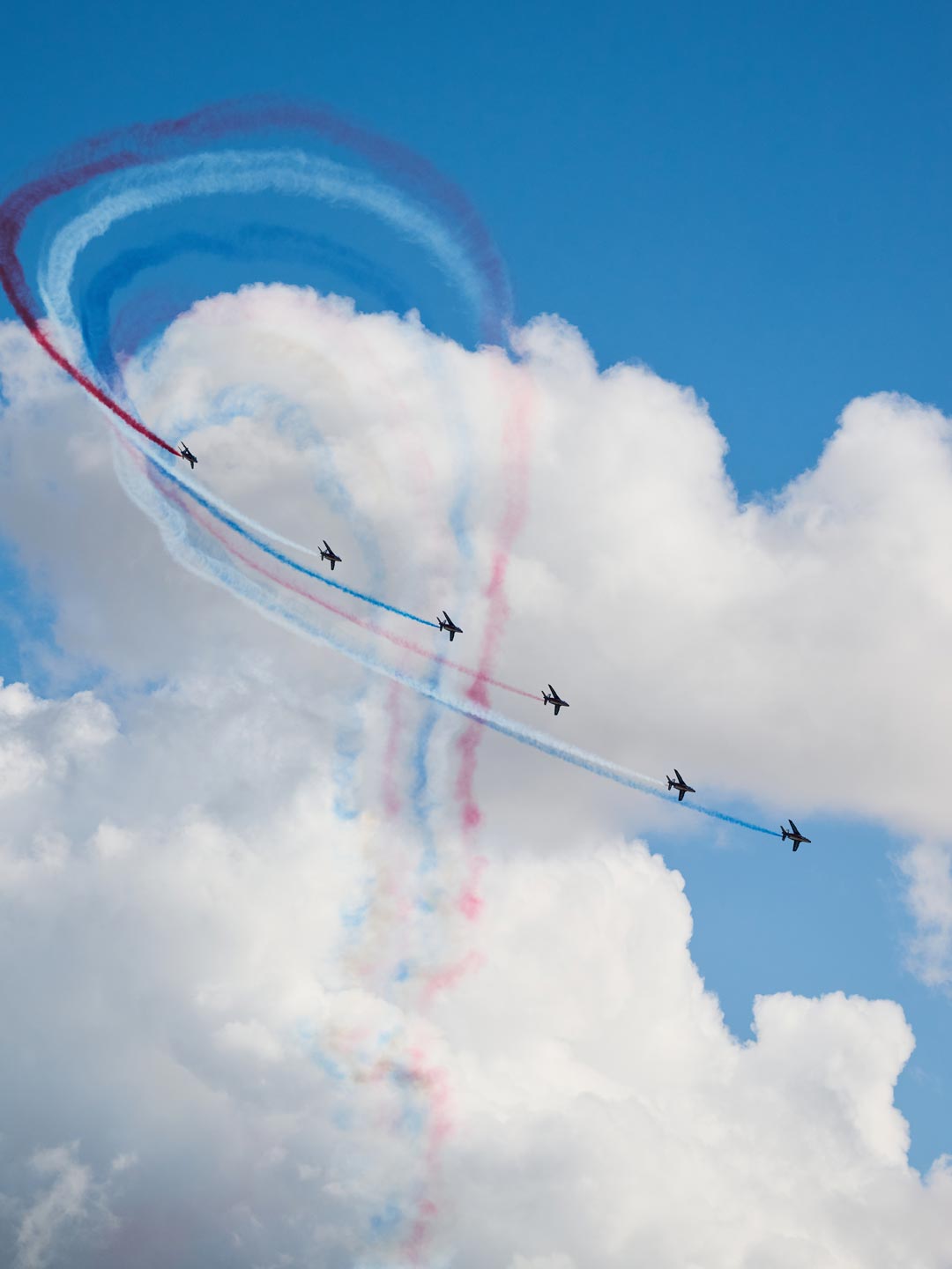 La patrouille de France évoluant dans le ciel La patrouille de France évoluant dans le ciel lors du meeting aérien 2025 à Chartres