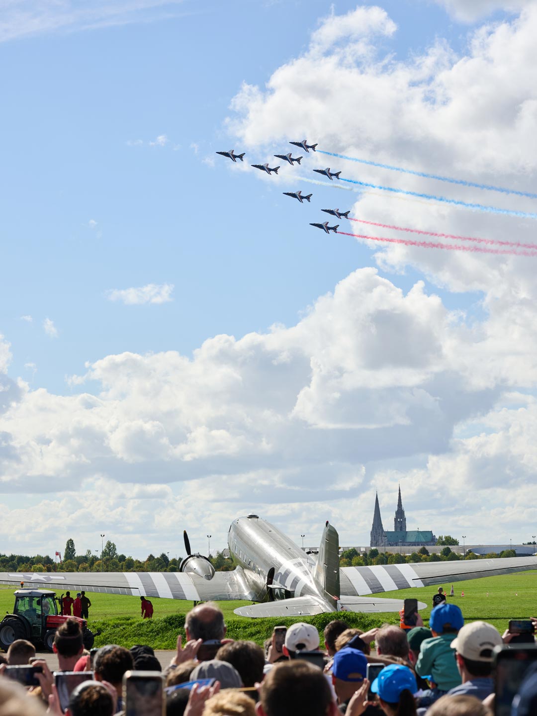 Les alphajets de la patrouille de France au dessus de la cathédrale Les alphajets de la patrouille de France au dessus de la cathédrale lors du meeting aérien 2025 à Chartres