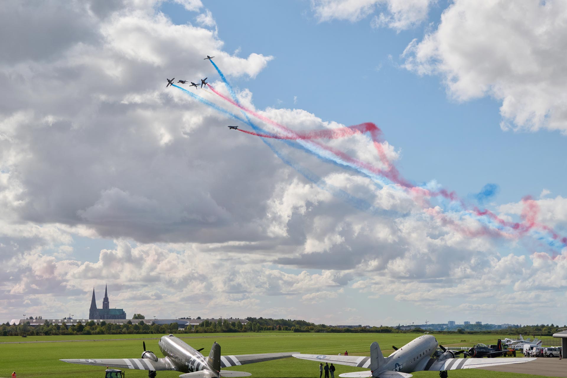 Figure dans le ciel par les pilotes de la patrouille de France Les avions de la patrouille de France lors du meeting aérien 2025 à Chartres