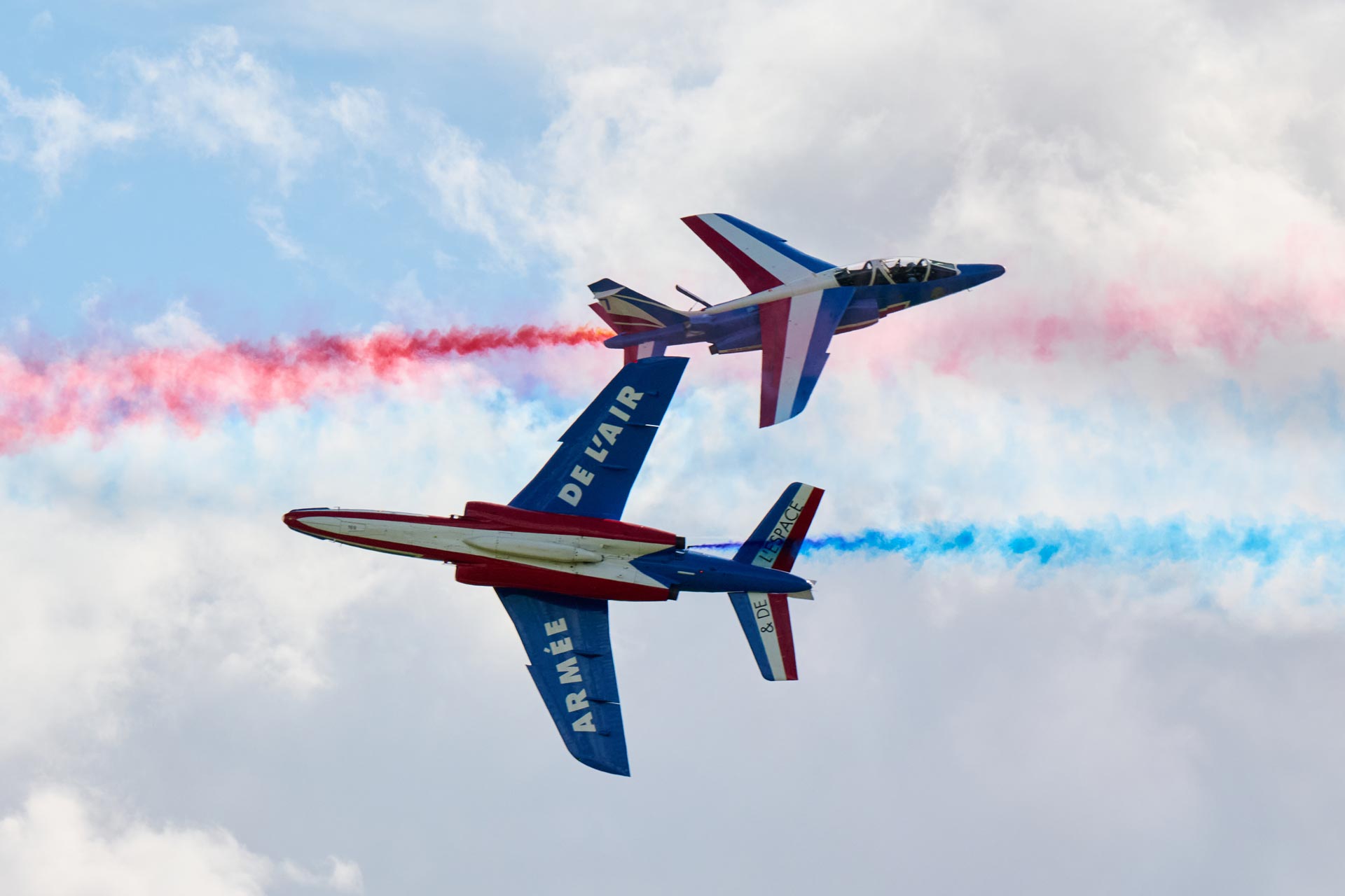 Les alphajets de la patrouille de France se croisant dans les airs Les alphajets de la patrouille de France se croisant dans les airs lors du meeting aérien 2025 à Chartres