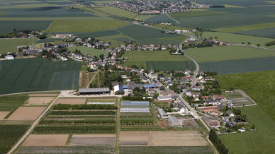 Une vue aérienne de la commune d'Amilly avec des champs. Une vue aérienne de la commune d'Amilly avec des champs.