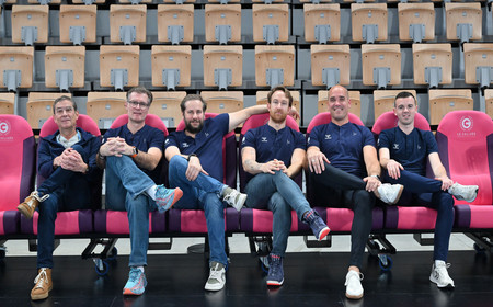 L'équipe de manageurs et soigneurs du CCMHB assise dans les tribunes du Colisée