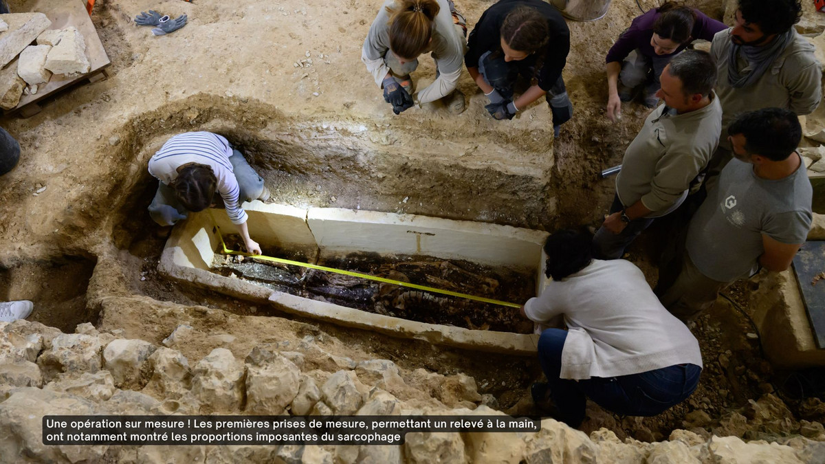 Les premières prises de mesure, permettant un relevé à la main, ont montré les proportions imposantes du sarcophage