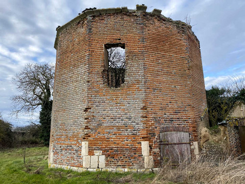 Le colombier de l'ancien château de Ollée Le colombier de l'ancien château de Ollée, en briques rouges