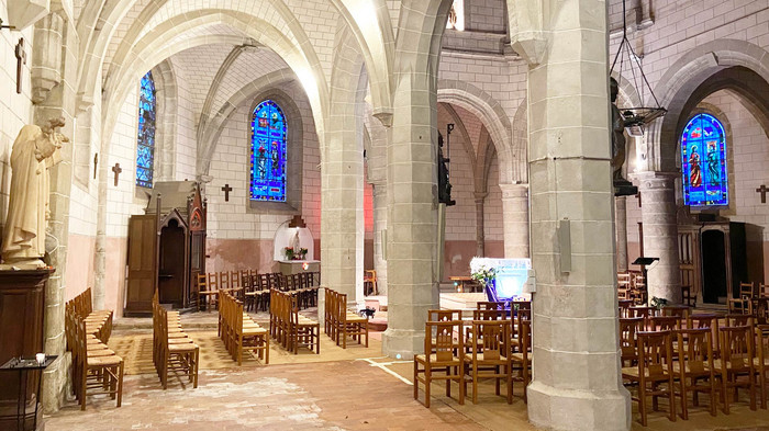 Intérieur de l'église de Mainvilliers de style gothique