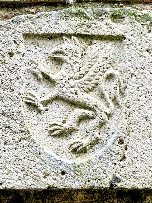 Blason de la famille Champrond, taillé dans la pierre, en forme de bête ailée Blason de la famille Champrond, taillé dans la pierre, en forme de bête ailée