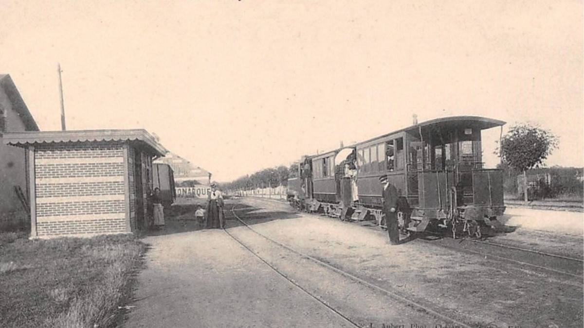 Vue sur une gare de tramway à Luisant en 1920