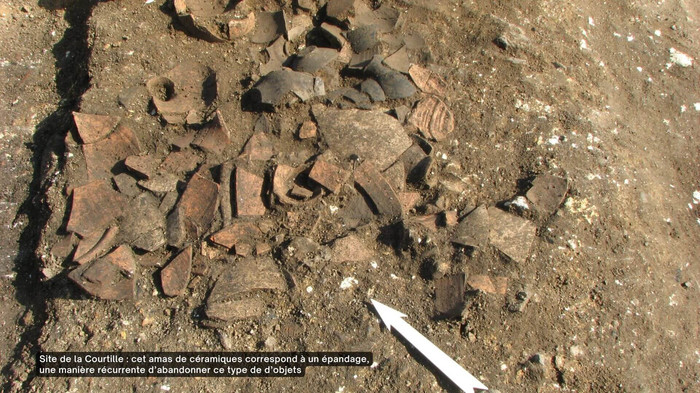 Amas de céramique correspondant à un épandage sur le site de fouilles archéologiques de la Courtille à Chartres