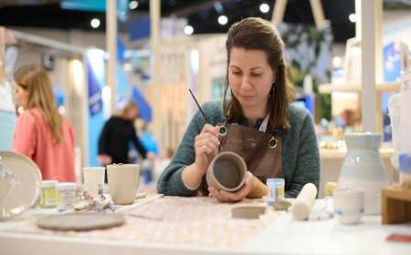 Céramiste en démonstration sur le salon l'Artisanat C'Chartres