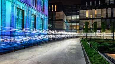 Coureurs du Trail in Chartres en lumières traversant le jardin de l'hôtel Montescot dans un effet de lumière Coureurs du Trail in Chartres en lumières traversant le jardin de l'hôtel Montescot dans un effet de lumière