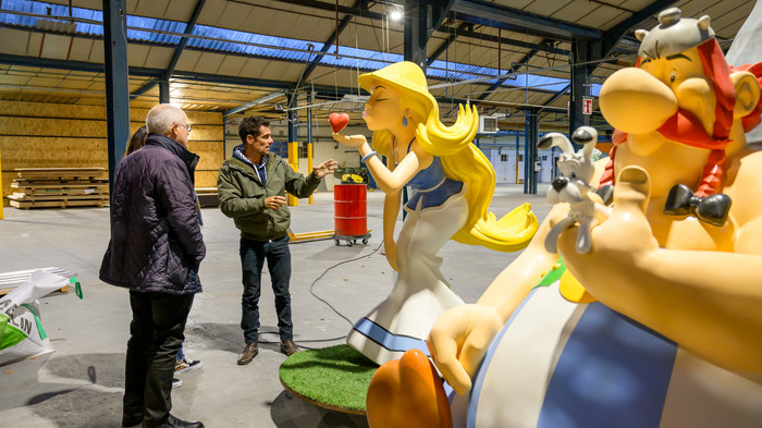 Des décors de l'univers Asterix : Obélix portant Idéfix et Falbala envoyant un baiser