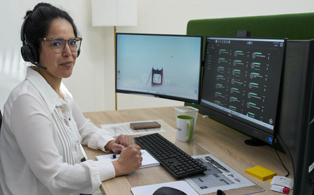 Médecin devant ses écrans de téléconsultation assistée