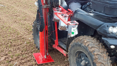 Opération de prélèvement de sol pour l'analyse du reliquat azoté. Crédit photo : Chambre d'agriculture d'Eure-et-Loir.