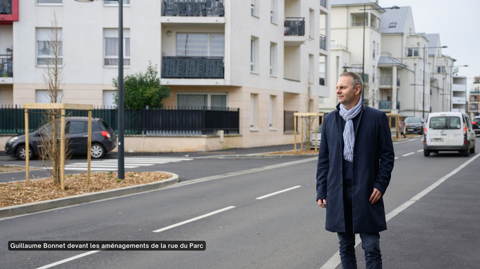 Guillaume Bonnet devant les aménagements de la rue du Parc à Chartres