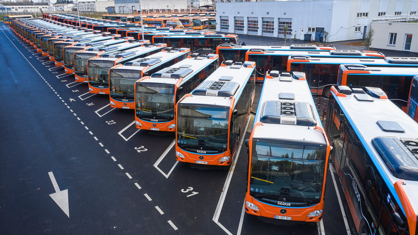 Vue de drone de la nouvelle flotte de bus dans le dépôt de stationnement, à Lucé.