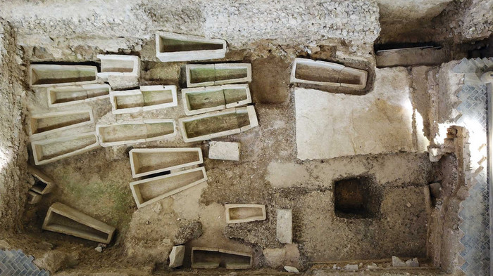 Des sarcophages en pierre découverts sous la nef de l'église Saint-Martin-au-Val